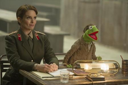 Tina Fey and Kermit the Frog in Muppets Most Wanted (2014)