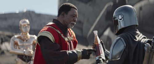 Carl Weathers, Pedro Pascal, and Chris Bartlett in The Mandalorian (2019)