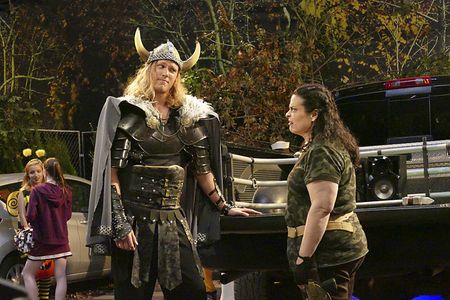 Jessica Kirson and Noah Syndergaard in Kevin Can Wait (2016)