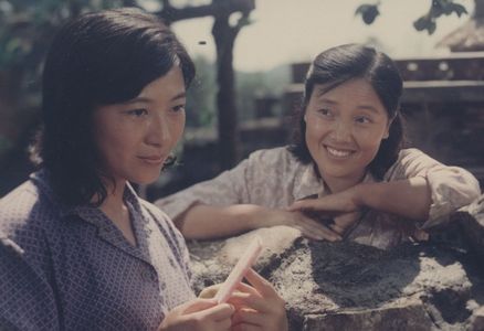 Fuli Wang and Yi Ding in Zan men de niu bai sui (1983)