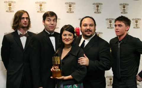 Presenters Matthew Gray Gubler and Jesse McCartney flank Dave Thomas, Sandra Equihua, and Jorge Gutierrez, winners for b