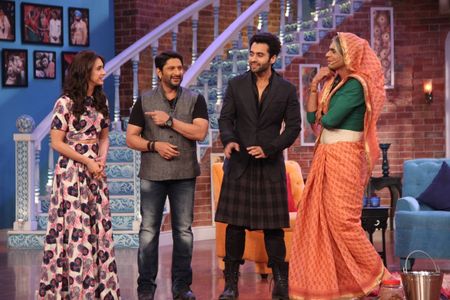 Arshad Warsi, Jackky Bhagnani, Sunil Grover, and Lauren Gottlieb in Comedy Nights with Kapil (2013)