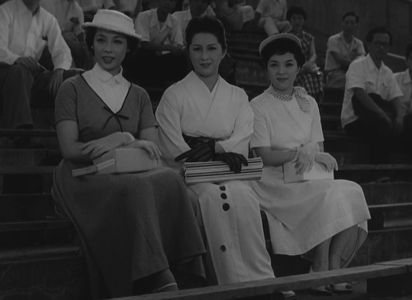 Chikage Awashima, Michiyo Kogure, and Yoko Osakura in The Flavor of Green Tea Over Rice (1952)