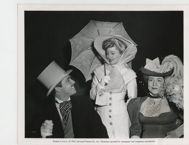Joan Fontaine, Lilian Fontaine, and Richard Ney in Ivy (1947)