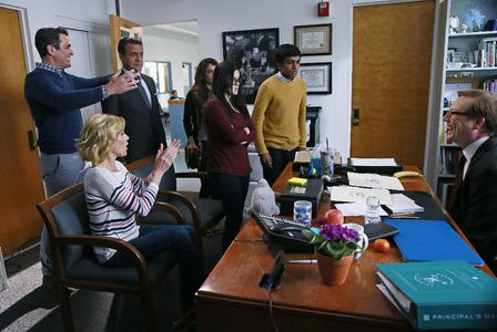 Anjali Bhimani, Julie Bowen, Ty Burrell, Andy Daly, Ajay Mehta, Ariel Winter, and Suraj Partha in Modern Family (2009)