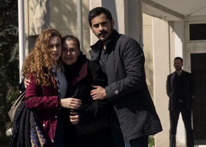 Hatice Aslan, Ahsen Eroglu, and Caner Sahin in Kuzgun: 7.Bölüm (2019)