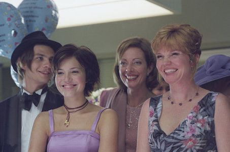 Allison Janney, Trent Ford, Mandy Moore, and Connie Ray in How to Deal (2003)