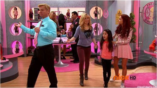 Jennette McCurdy, Todd Sherry, Ariana Grande, and Isabella Day in Sam & Cat (2013)