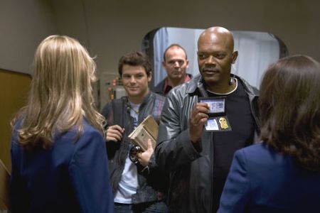 Samuel L. Jackson, Julianna Margulies, Mark Houghton, Nathan Phillips, and Sunny Mabrey in Snakes on a Plane (2006)