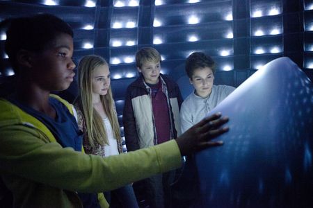 Reese Hartwig, Ella Wahlestedt, Astro, and Teo Halm in Earth to Echo (2014)