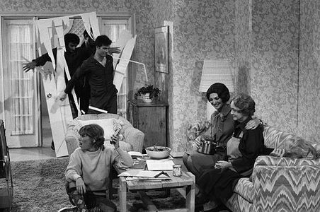 Bette Davis, June Gable, Jim Giovanni, Lenny Schultz, and Nancy Bleiweiss in Laugh-In (1977)