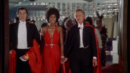 David Niven, Peter Bayliss, and Teresa Graves in Old Dracula (1974)