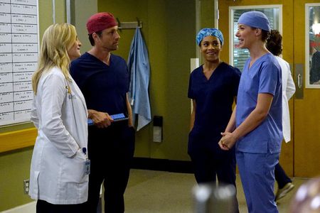 Jessica Capshaw, Martin Henderson, Tessa Ferrer, and Kelly McCreary in Grey's Anatomy (2005)