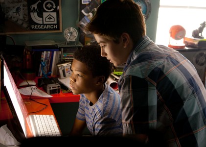 Astro and Teo Halm in Earth to Echo (2014)