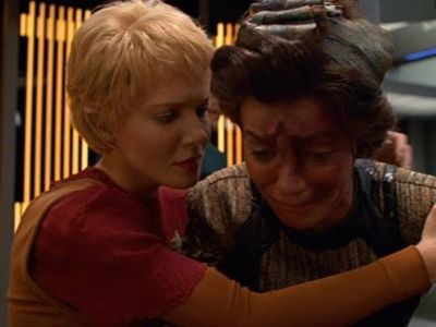 Jennifer Lien and Galyn Görg in Star Trek: Voyager (1995)