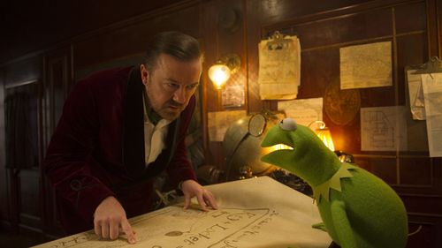 Ricky Gervais and Kermit the Frog in Muppets Most Wanted (2014)