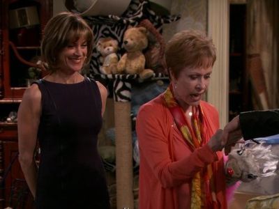 Carol Burnett and Wendie Malick in Hot in Cleveland (2010)