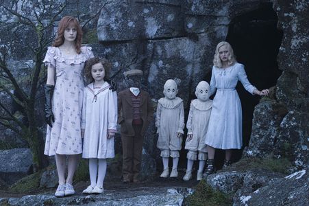 Ella Purnell, Pixie Davies, Lauren McCrostie, Cameron James-King, Thomas Odwell, and Joseph Odwell in Miss Peregrine's H