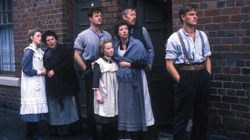 Sean Bean, Faye Dannell, Gillian Hope, Leslie Schofield, Owen Teale, and Anny Tobin in The Fifteen Streets (1989)