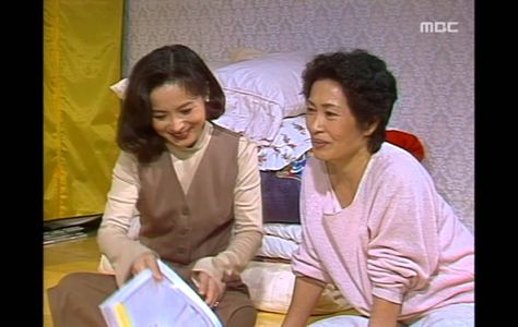 Hye-ja Kim and Jung Young Sook in Mother's Sea (1993)