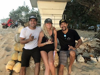 Producer Faith Fay with Hawaiian Lifeguard and pro surfer Rocky Canon. On the set of Salva Vidas, 2018