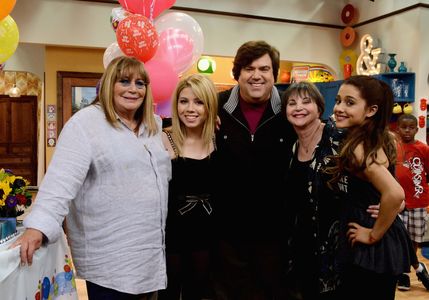 Penny Marshall, Dan Schneider, Cindy Williams, Jennette McCurdy, and Ariana Grande at an event for Sam & Cat (2013)
