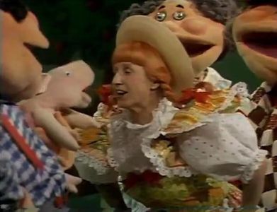 Ann B. Davis and The Krofft Puppets in The Brady Bunch Variety Hour (1976)