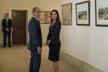 Neve Campbell and Michael Kelly in House of Cards (2013)