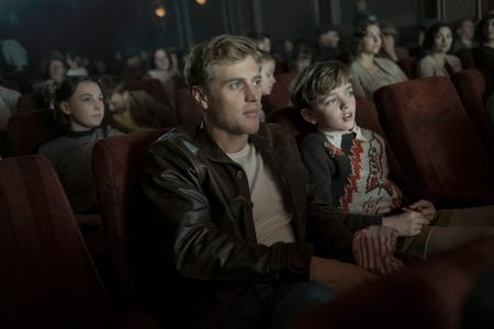 Archie Barnes and Johnny Flynn in The Dig (2021)