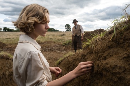 Ralph Fiennes and Carey Mulligan in The Dig (2021)