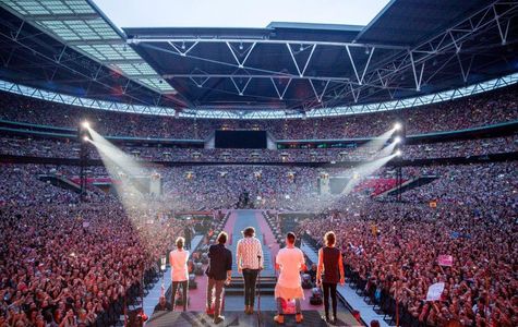 Liam Payne, Harry Styles, Zayn Malik, Niall Horan, One Direction, and Louis Tomlinson in One Direction: Where We Are - T