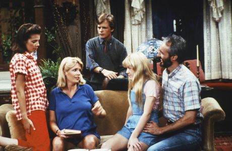 Michael J. Fox, Justine Bateman, Meredith Baxter, Tina Yothers, and Michael Gross in Family Ties (1982)