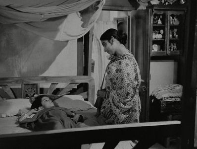 Madhavi Mukherjee and Prasenjit Sarkar in The Big City (1963)