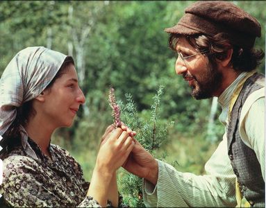 Leonard Frey and Rosalind Harris in Fiddler on the Roof (1971)