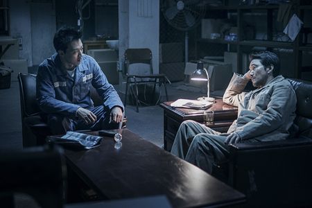 Han Suk-kyu and Rae-won Kim in The Prison (2017)