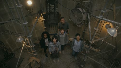 Nate Corddry, Ali Wong, Fina Strazza, Riley Lai Nelet, and Camryn Jones in Paper Girls (2022)