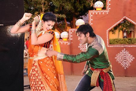 Manoj Kumar Manchu and Taapsee Pannu in Jhummandi Naadam (2010)