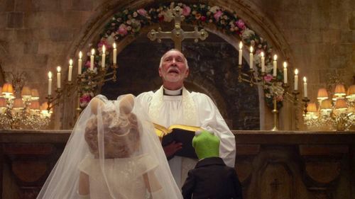 Frank Langella, Kermit the Frog, and Miss Piggy in Muppets Most Wanted (2014)
