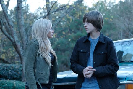 Natalie Alyn Lind and Percy Hynes White in The Gifted (2017)