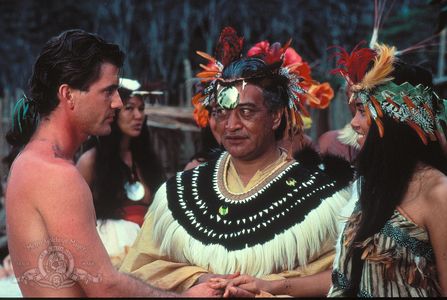 Mel Gibson, Wi Kuki Kaa, and Tevaite Vernette in The Bounty (1984)