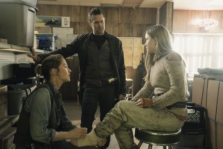Jenna Elfman, Garret Dillahunt, and Bailey Gavulic in Fear the Walking Dead (2015)
