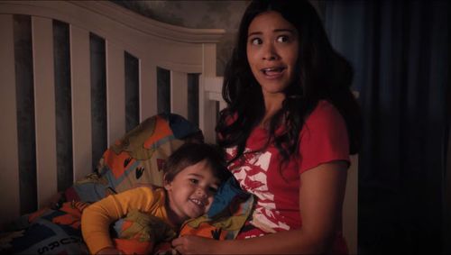 Gina Rodriguez and Lincoln Bonilla in Jane the Virgin (2014)