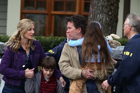 Timothy Hutton, Joely Richardson, Rhiannon Leigh Wryn, and Chris O'Neil in The Last Mimzy (2007)
