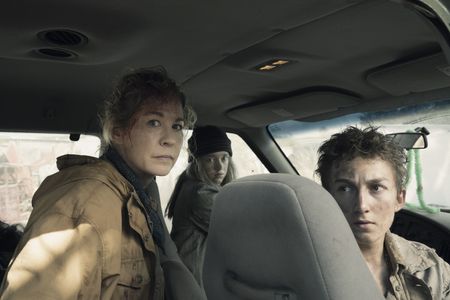 Jenna Elfman, Bailey Gavulic, and Ethan Suess in Fear the Walking Dead (2015)