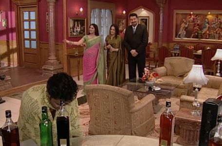 Sudha Chandran and Sushmita Mukherjee in Kaahin Kissii Roz: Episode #1.653 (2004)