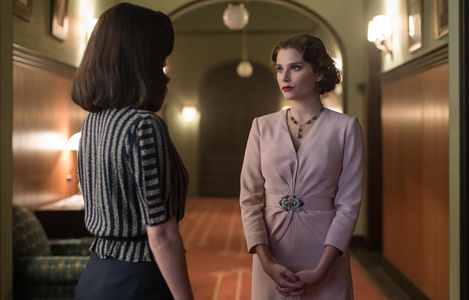 Blanca Suárez and Valentina Zenere in Cable Girls (2017)