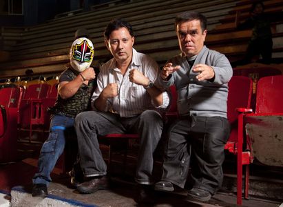 Carlos Avila with mini-wrestlers Mascarita Sagrada and Gulliver during the shooting of 'Tales of Masked Men.'