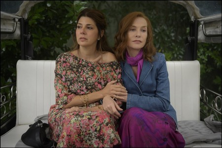 Marisa Tomei and Isabelle Huppert in Frankie (2019)