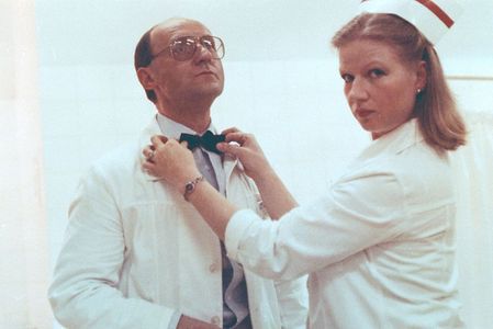 Bozena Dykiel and Piotr Fronczewski in Cesarskie ciecie (1988)
