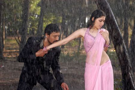 S.J. Suryah and Tamannaah Bhatia in Vyabari (2007)